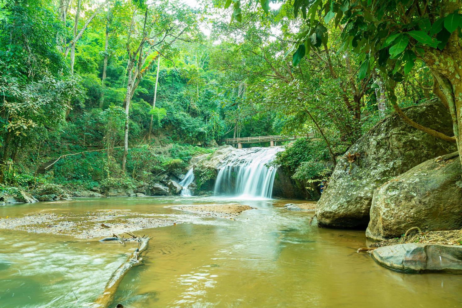 cascada de mae sa en tailandia foto