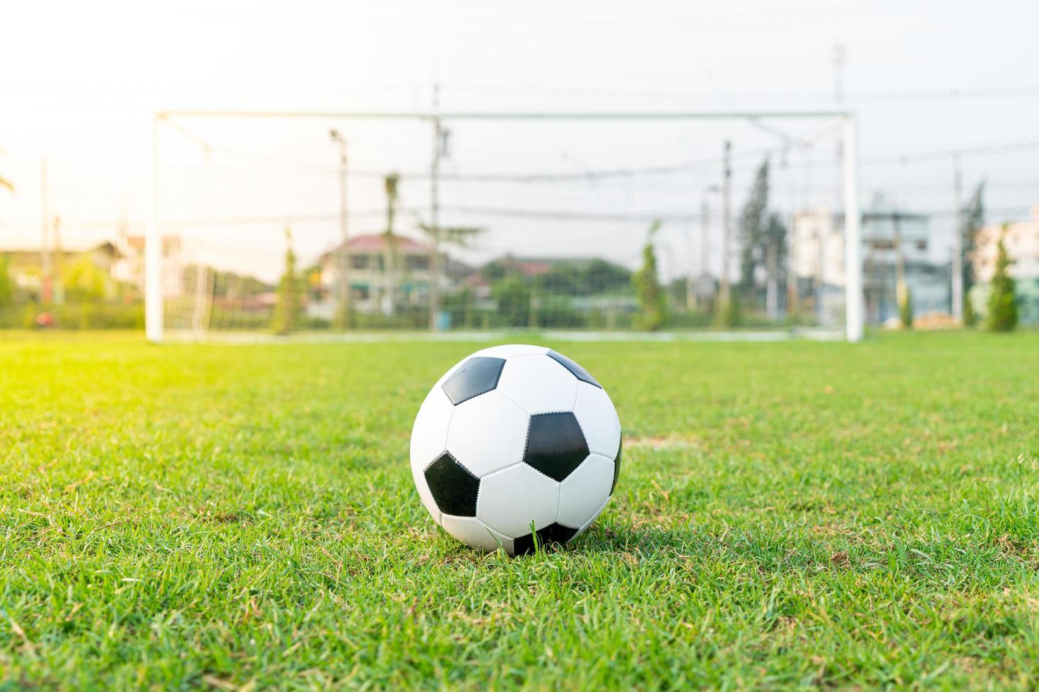 balón de fútbol en el campo de pelota foto