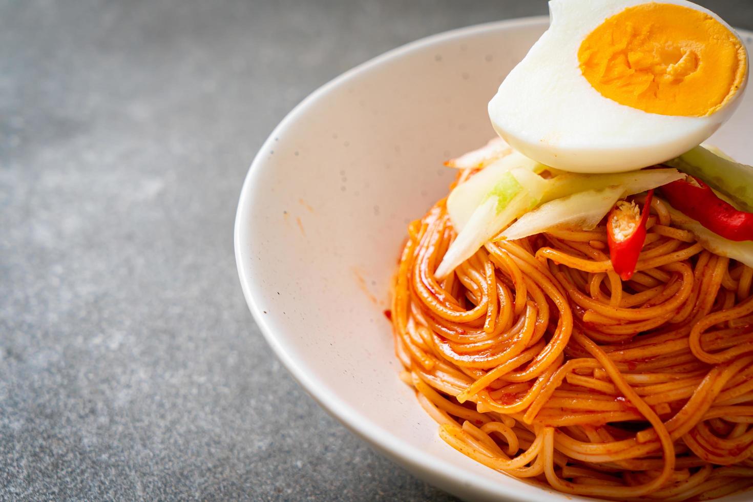 fideos fríos coreanos con huevo foto