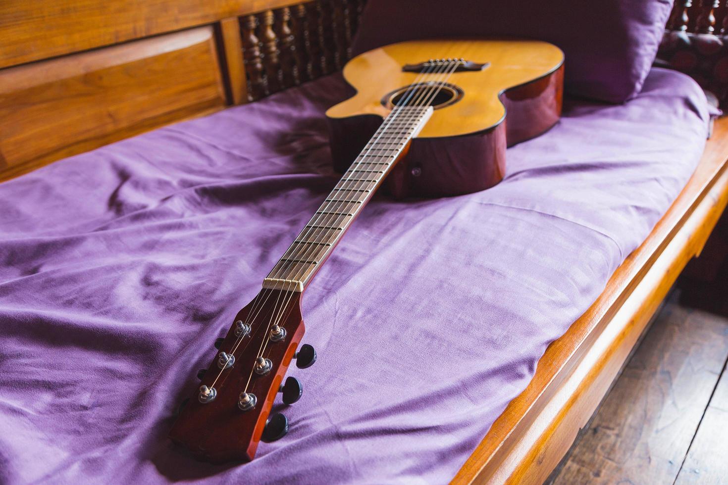 guitarra clasica en el sofa foto