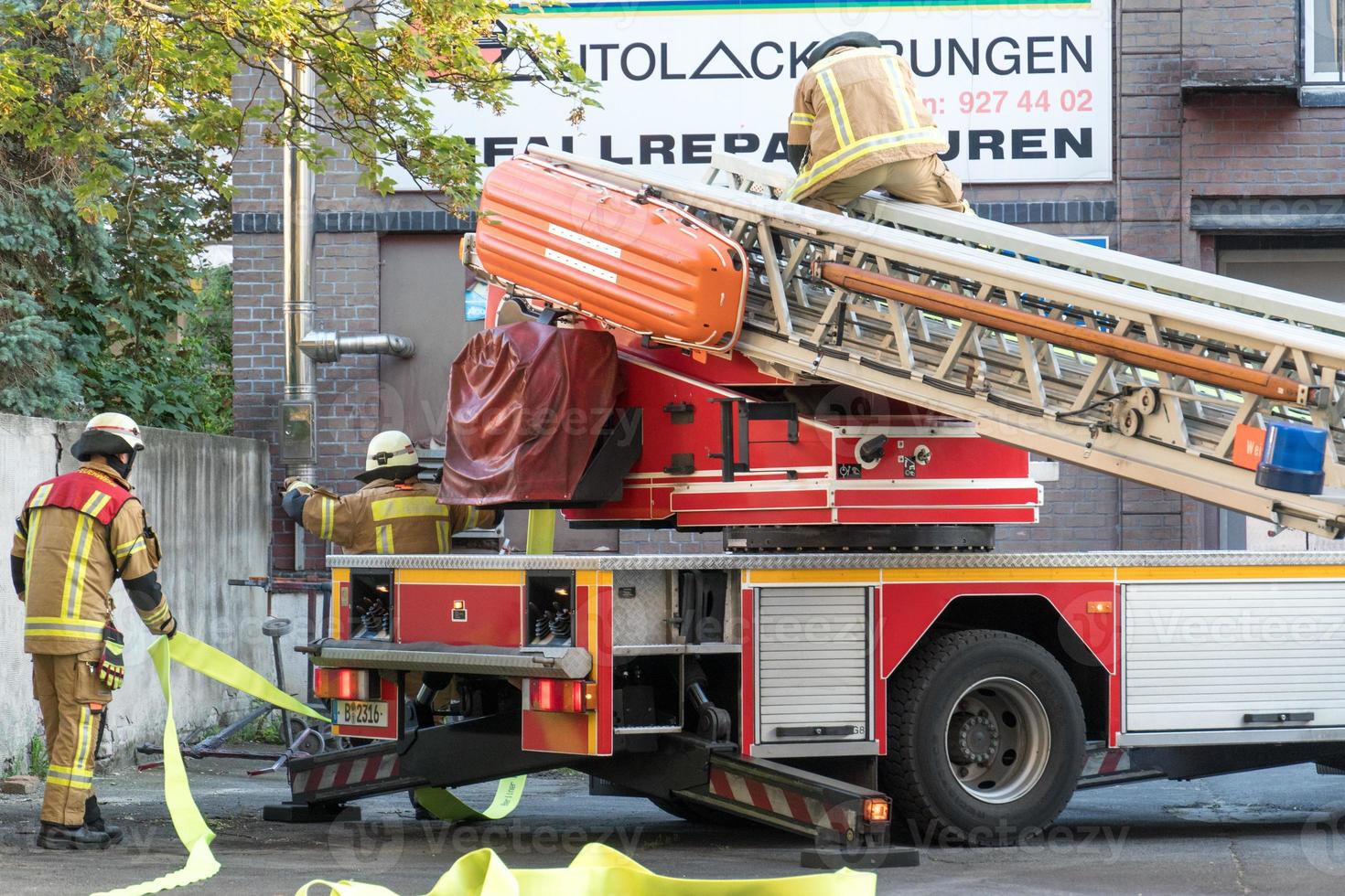 El bombero del departamento de bomberos de Berlín en el trabajo foto