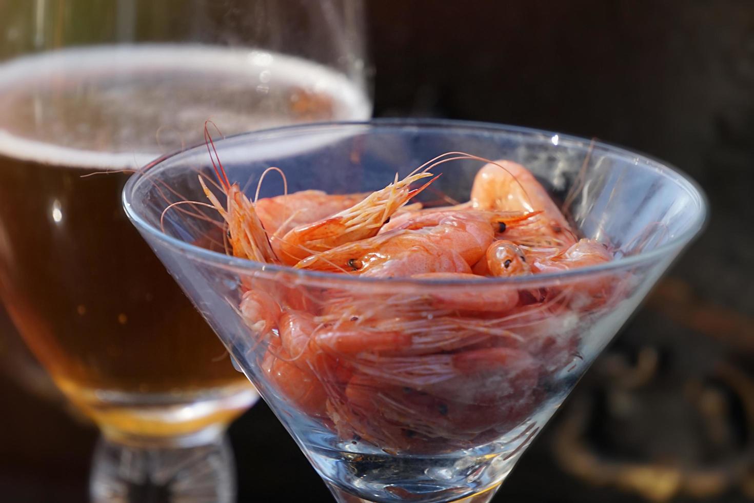 Pequeños camarones azov en un vaso de vidrio foto