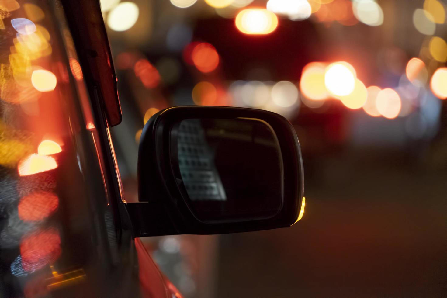 espejo de coche en el fondo de la noche foto