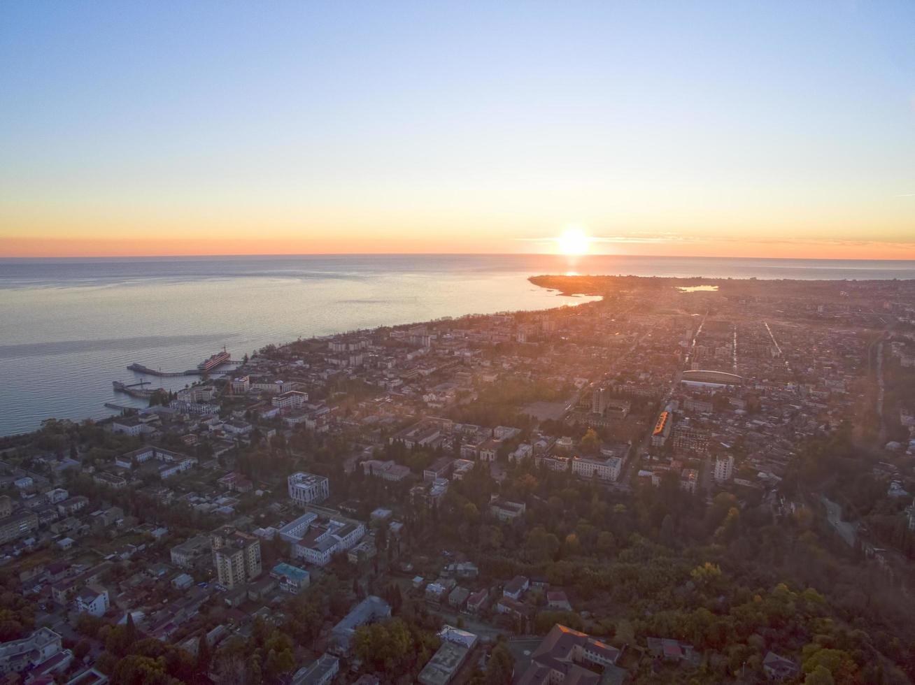 vista aérea del paisaje marino al atardecer foto