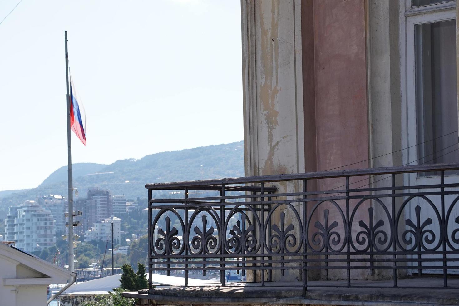 bandera rusa en el fondo de la ciudad yalta crimea foto