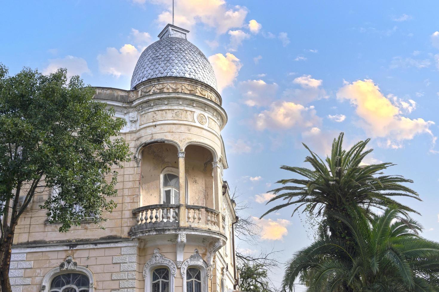 paisaje urbano con arquitectura antigua sujumi abjasia foto