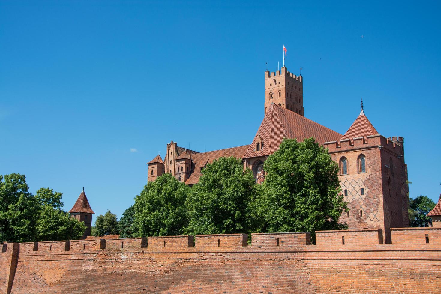 paisaje con castillo de malbork en polonia foto