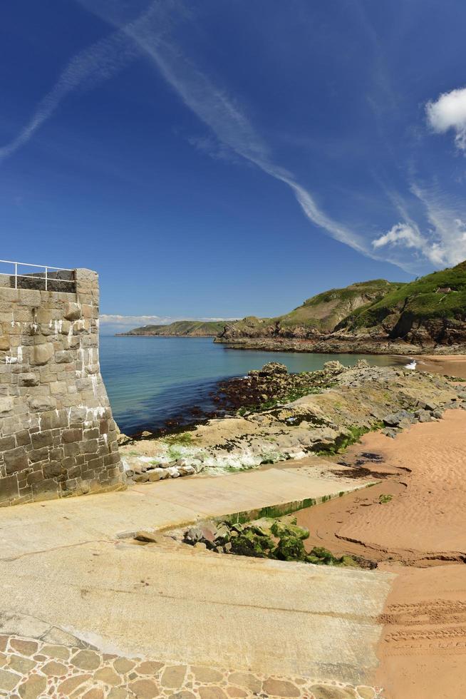 La playa y el puerto de Greve de Lecq Jersey Reino Unido paisaje costero de primavera foto