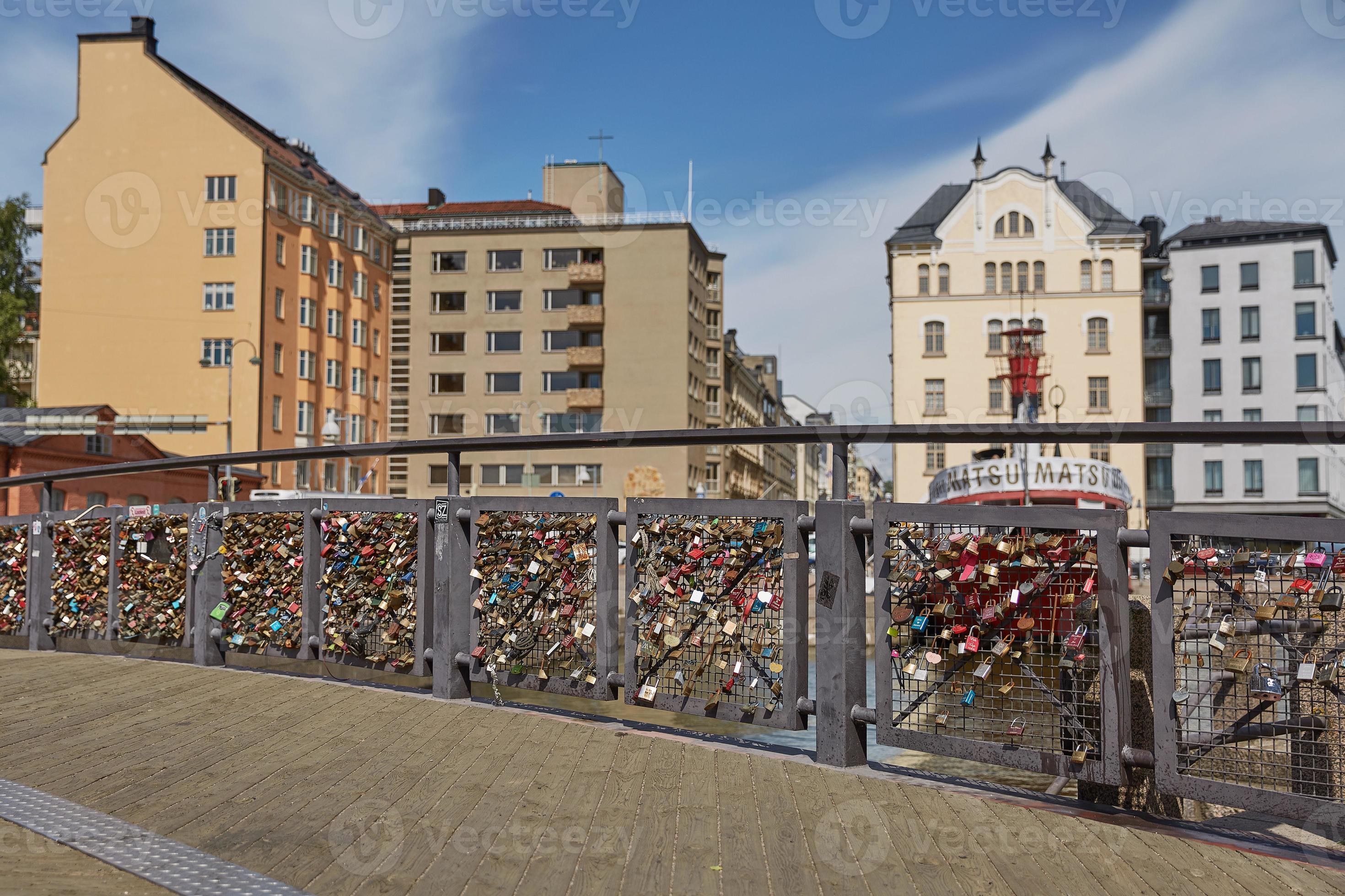 Lovelocks adjunto a una baranda del puente del amor en el centro de Helsinki, Finlandia foto