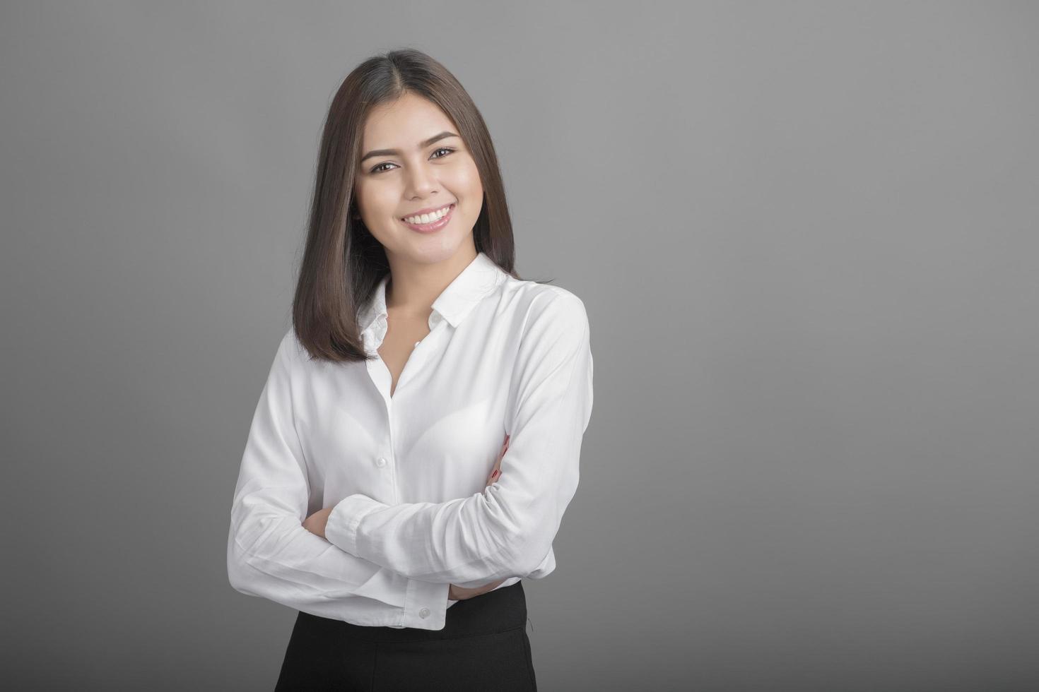 mujer de negocios, en, camisa blanca, en, fondo gris foto