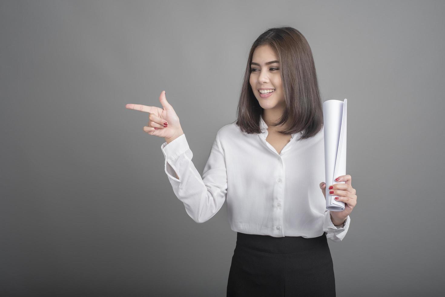 mujer de negocios, en, camisa blanca, en, fondo gris foto