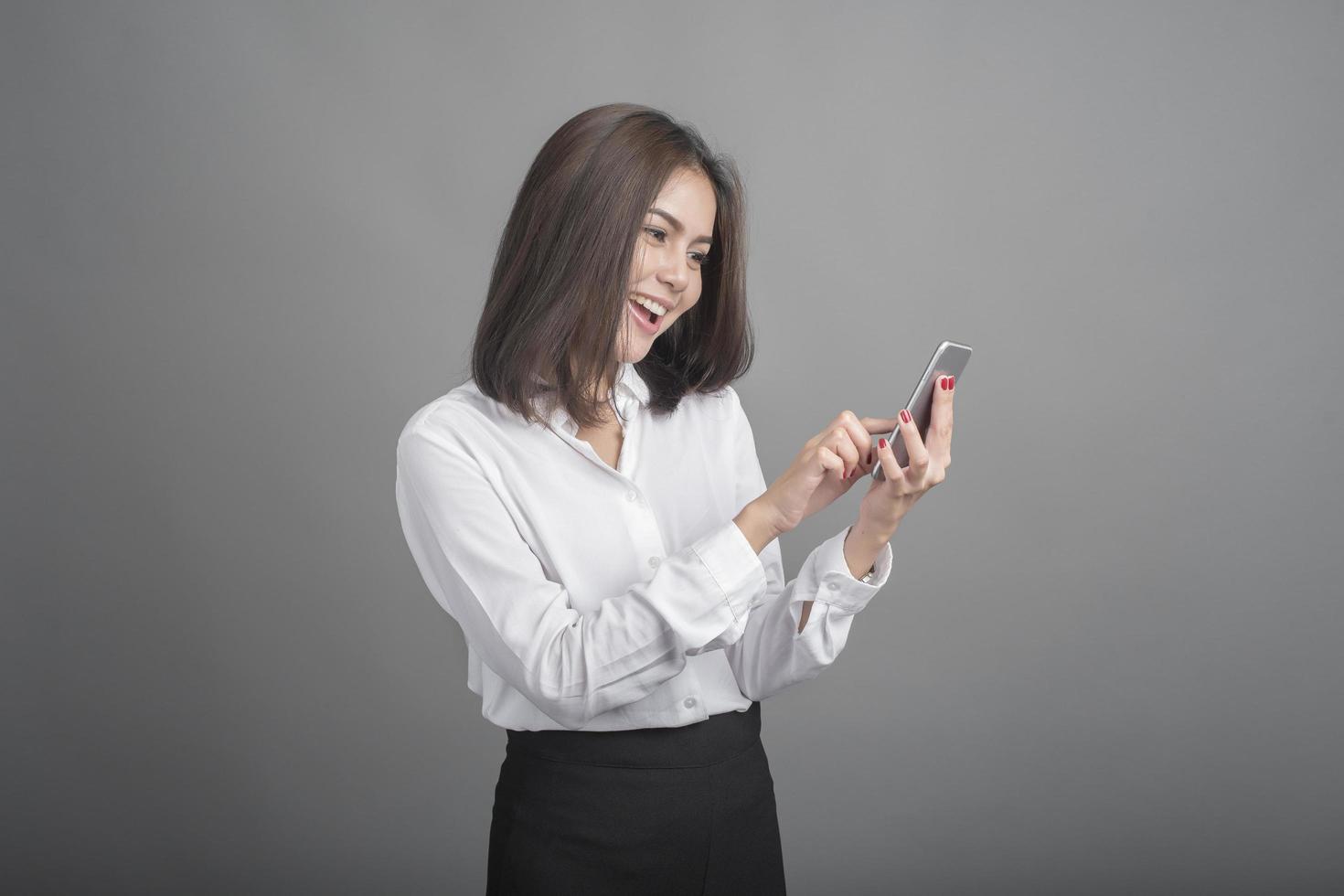 mujer de negocios, en, camisa blanca, en, fondo gris foto