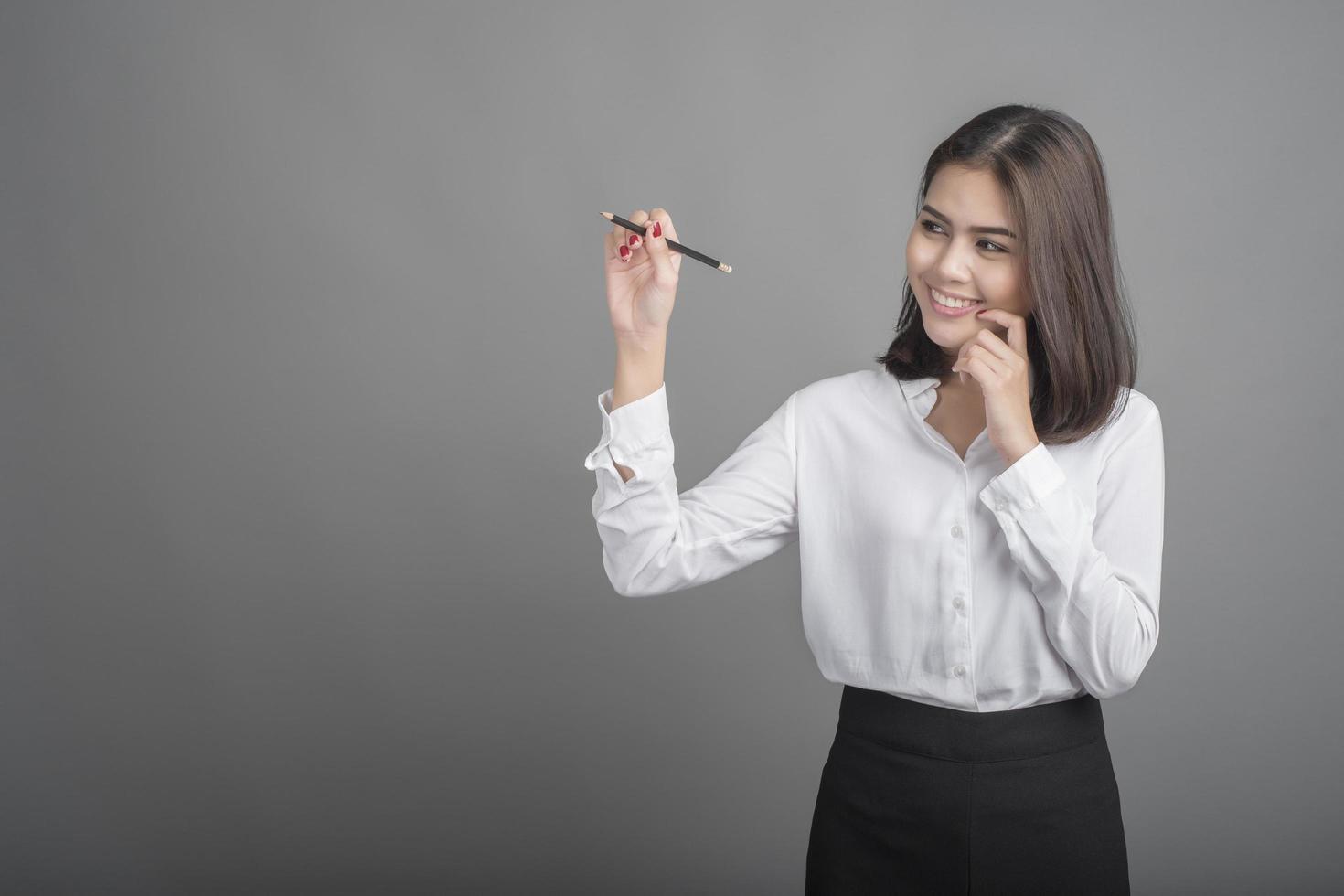 mujer de negocios, en, camisa blanca, en, fondo gris foto