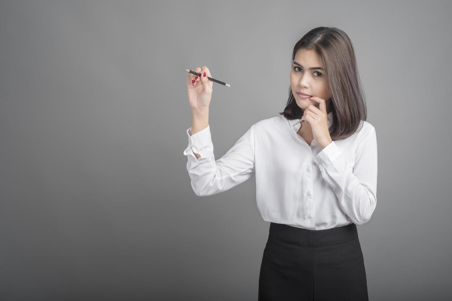 mujer de negocios, en, camisa blanca, en, fondo gris foto