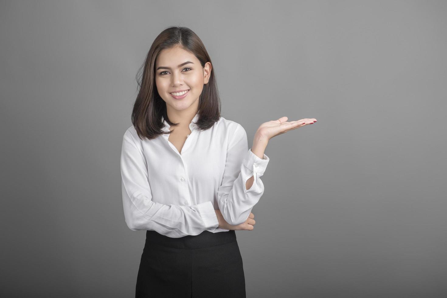 mujer de negocios, en, camisa blanca, en, fondo gris foto