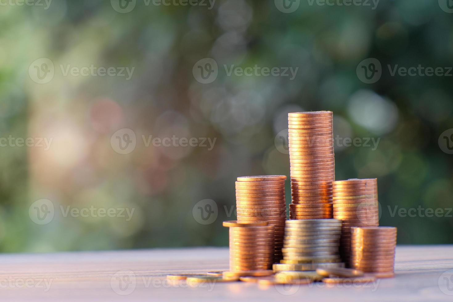 Monedas en el fondo de la tabla y ahorro de dinero y concepto de crecimiento empresarial, concepto de finanzas e inversión foto