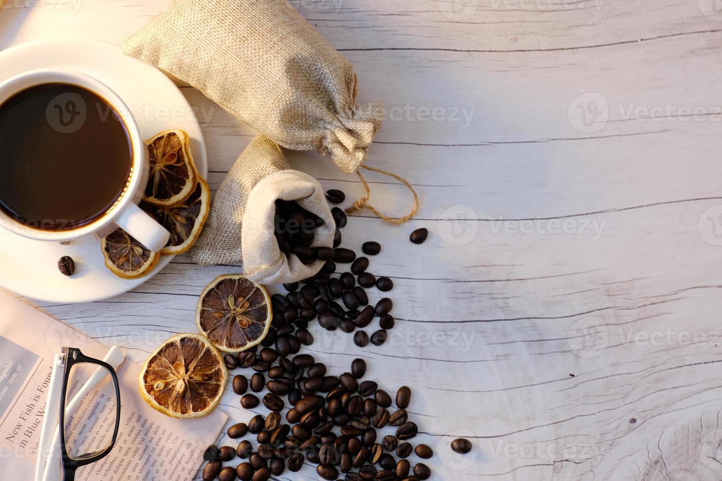 taza de café en el fondo de la mesa y café por la mañana foto