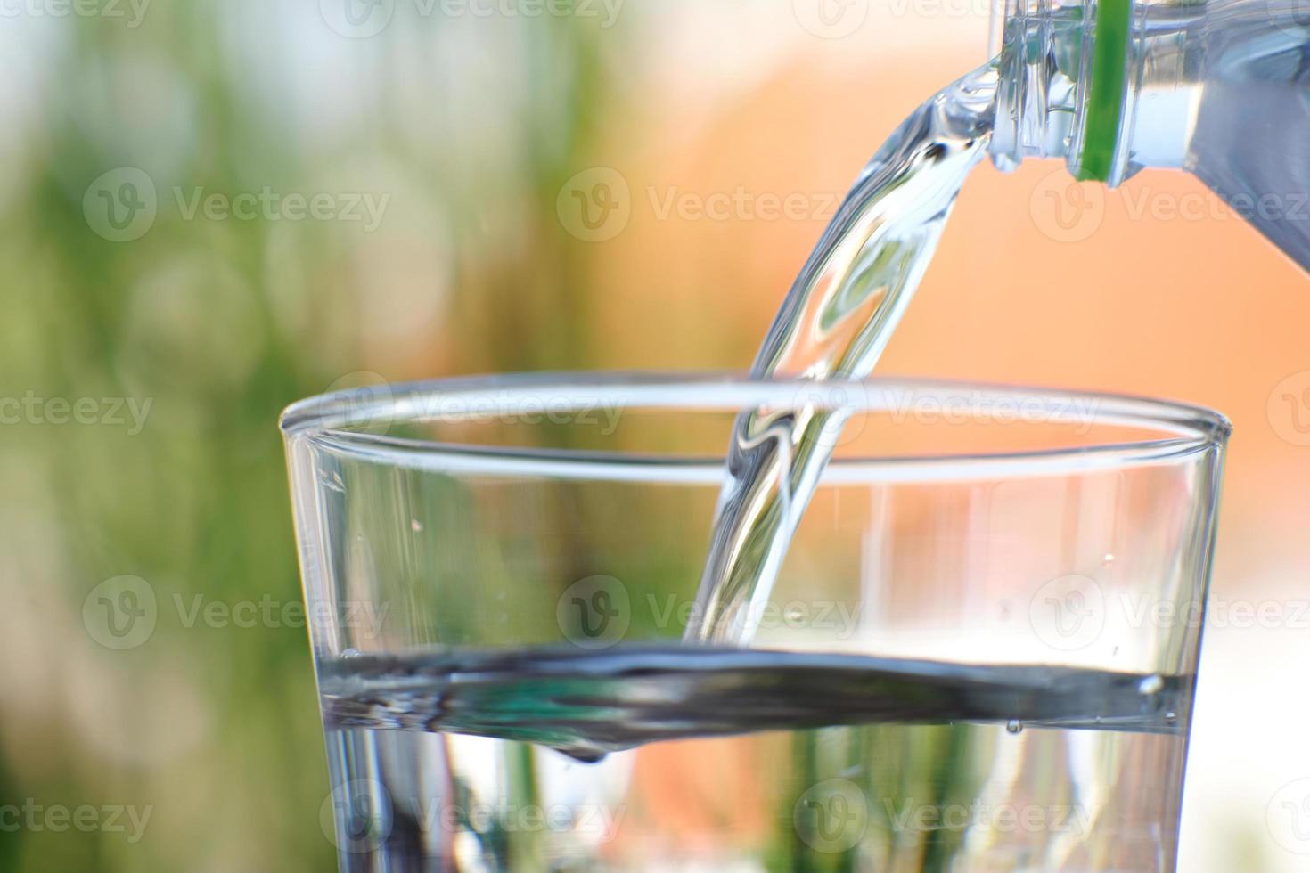 Vaso de agua potable en el fondo de la tabla foto