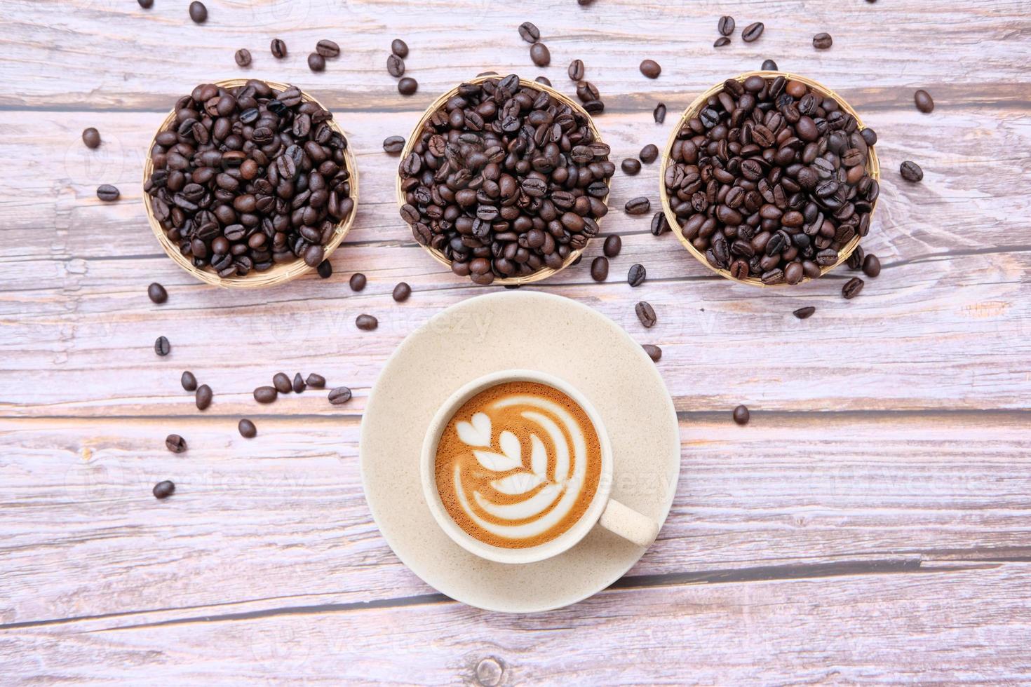 taza de café en el fondo de la mesa y café por la mañana foto