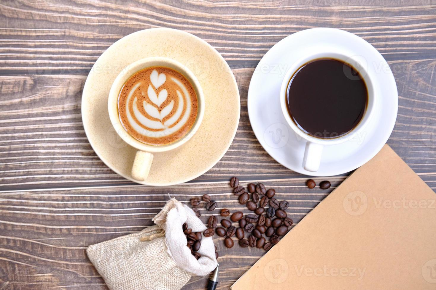 taza de café en el fondo de la mesa y café por la mañana foto