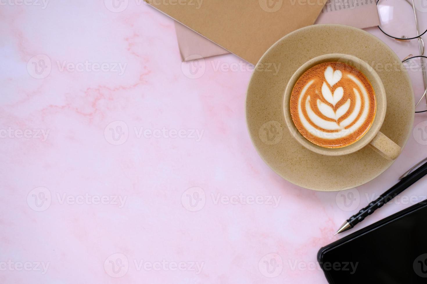 taza de café en el fondo de la mesa y café por la mañana foto
