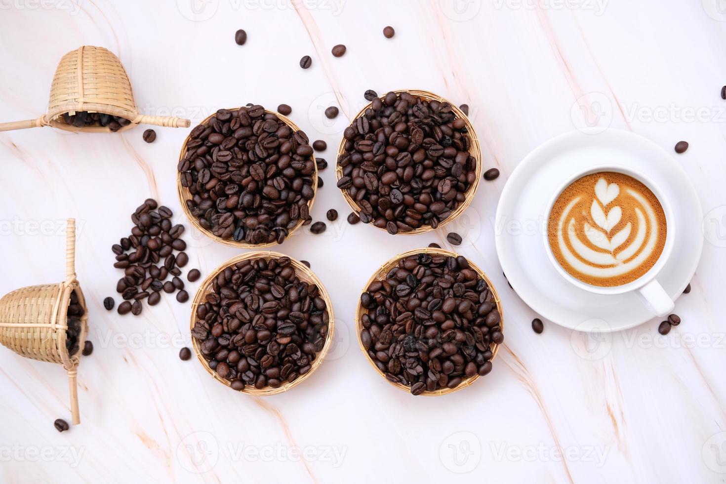 taza de café en el fondo de la mesa y café por la mañana foto