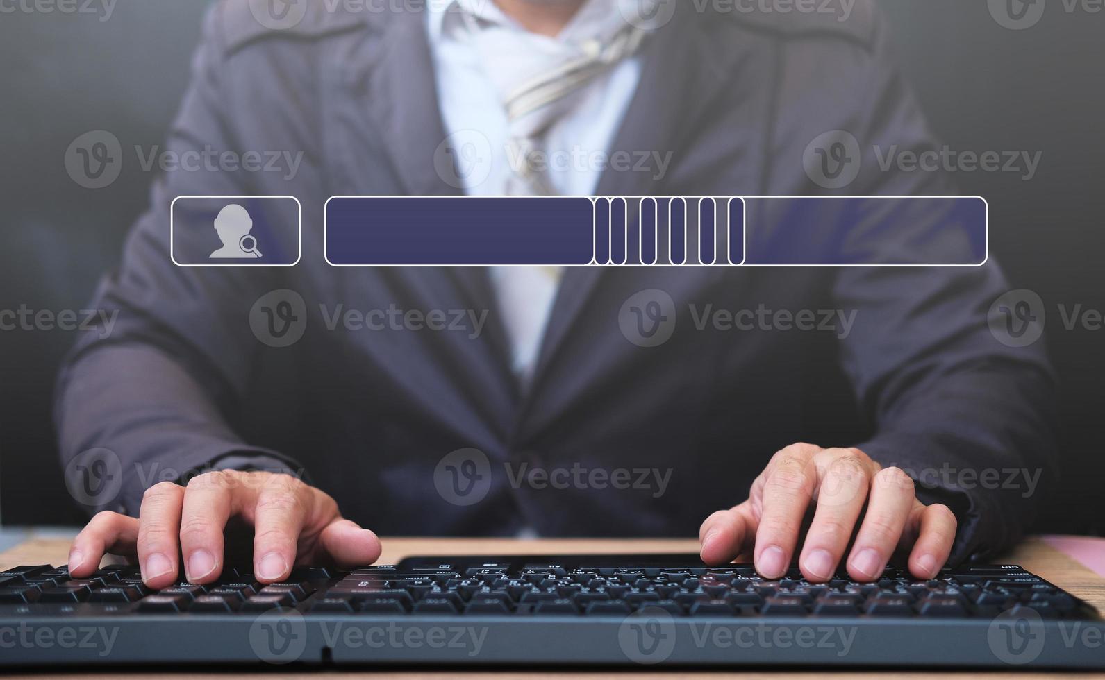 Mano de hombre usando computadora pc para buscar en internet foto