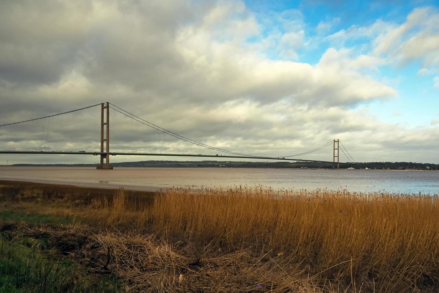 Vista del puente humber desde la orilla sur del estuario humber Inglaterra foto