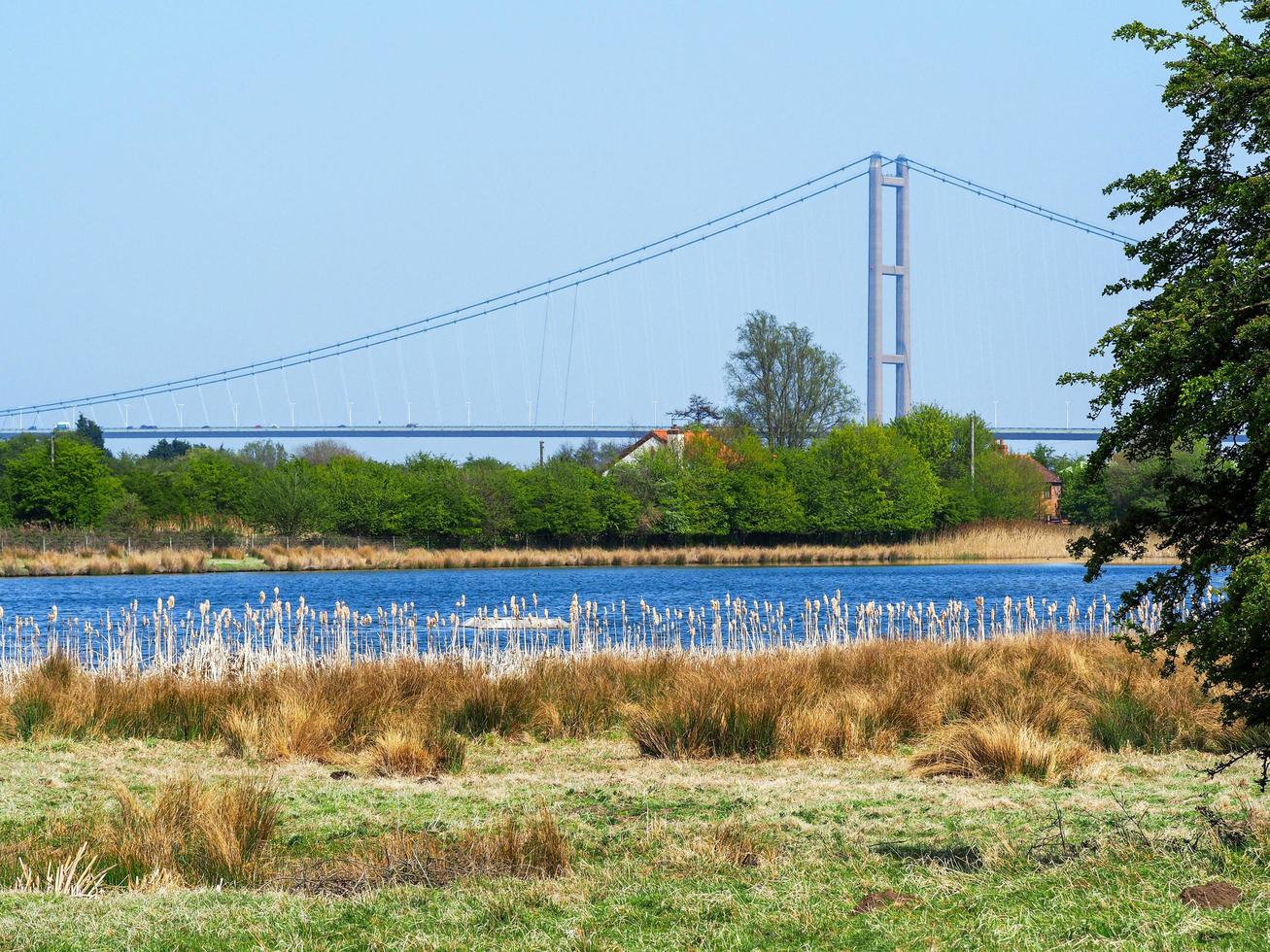 Far ings reserva natural de lincolnshire, Inglaterra, con vistas al puente humber foto