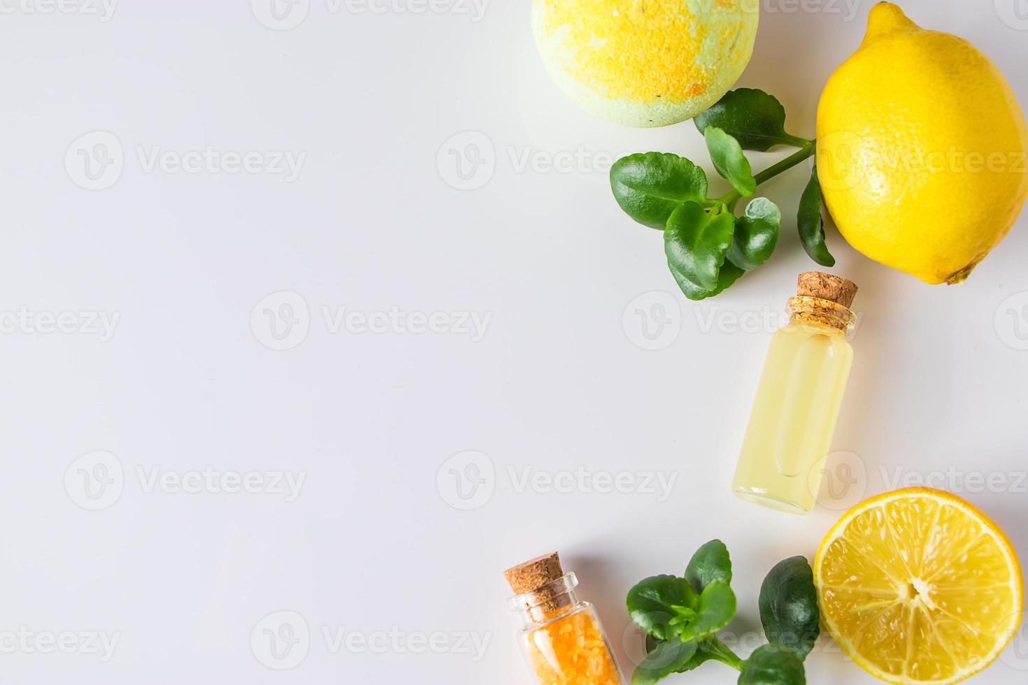 aceite cosmético de limón sobre fondo blanco. producto ecológico para medicina alternativa. foto