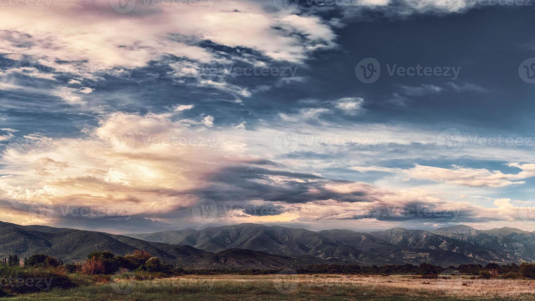 paisaje de la tarde con el cielo espectacular puesta de sol en la frontera de dorjan, lago dojran, macedonia fyr, macedonia del sur. foto