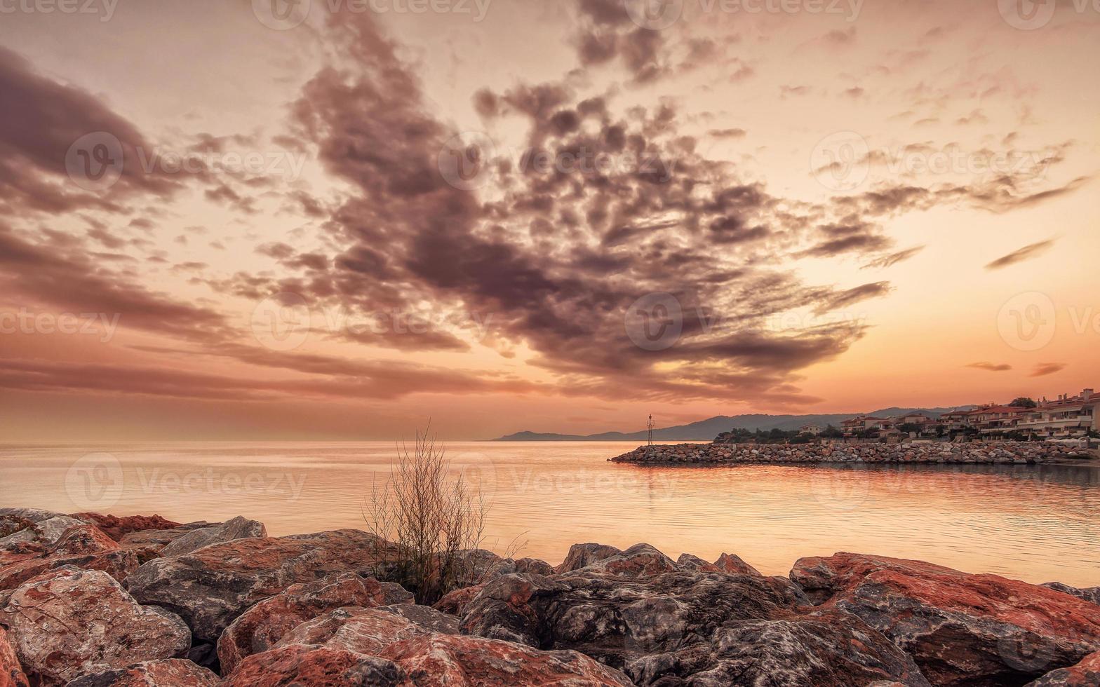 puesta de sol sobre el mar. hermosa puesta de sol sobre el mar egeo, península kassandra, halkidiki, grecia. foto