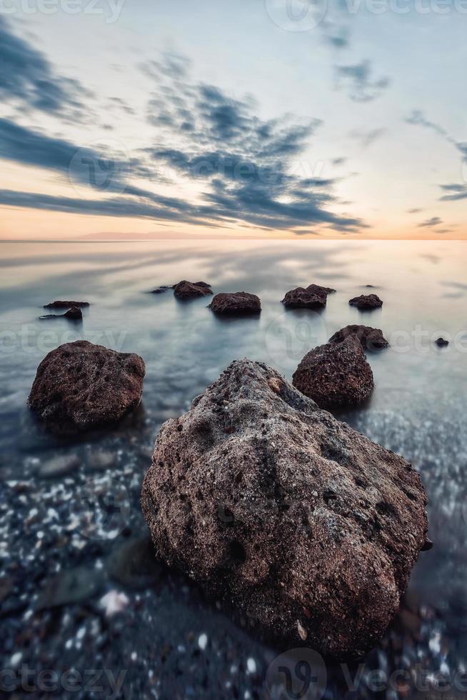 puesta de sol abstracta en el mar egeo con agua de movimiento borroso, kassandra, grecia. foto