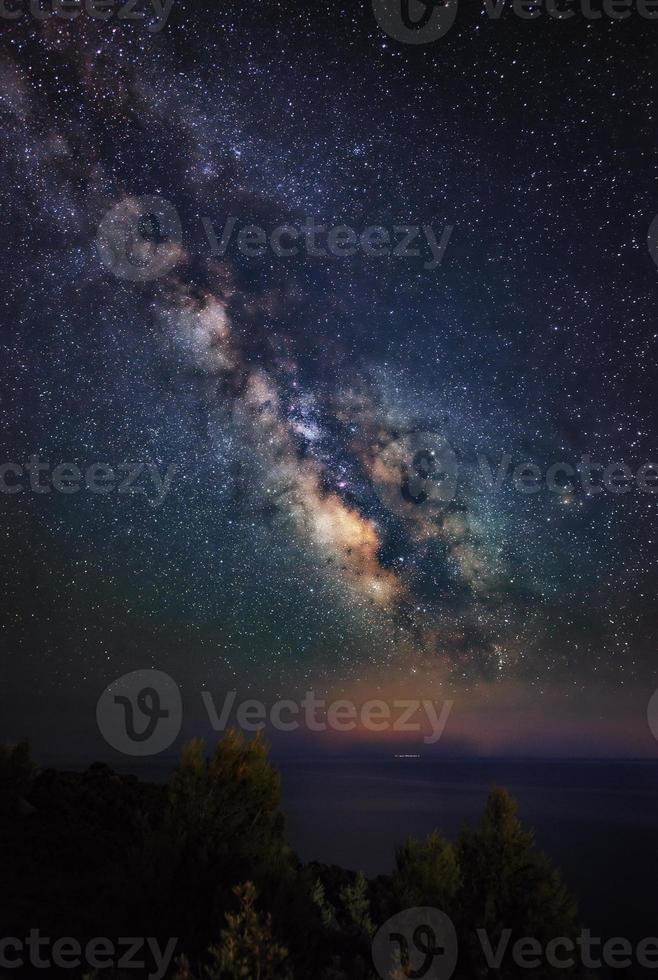 galaxia de la vía láctea de la península kassandra, halkidiki, grecia. el cielo nocturno es astronómicamente exacto. foto
