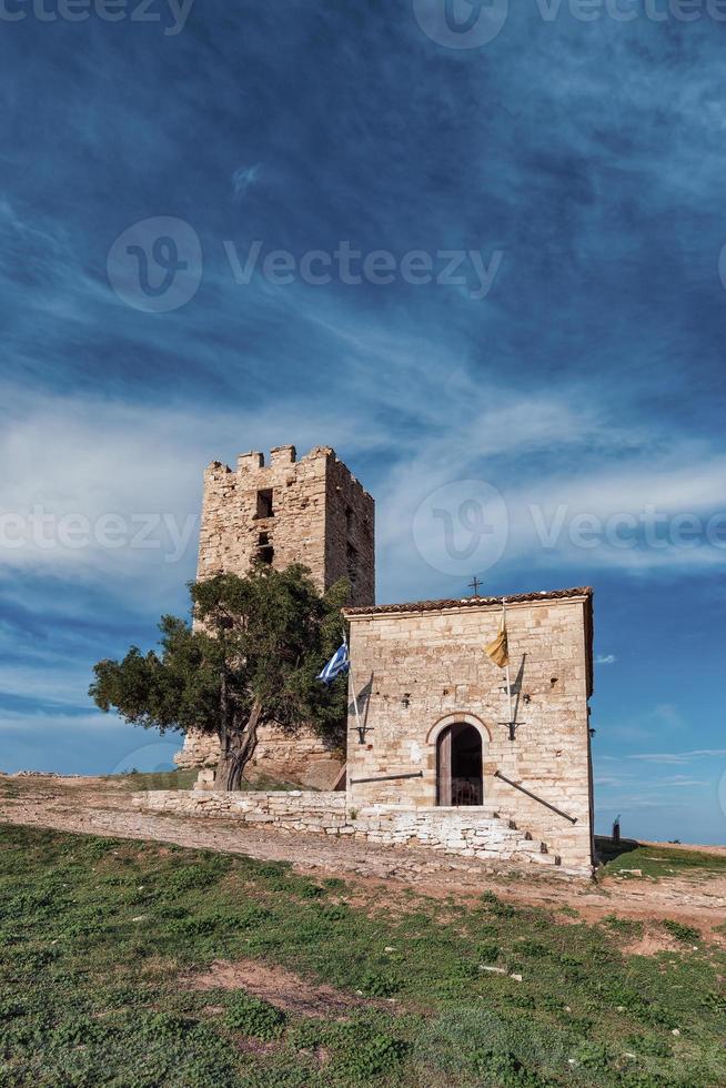 torre bizantina, nea fokea, kassandra, grecia. hermosa torre bizantina al atardecer, kassandra, grecia. foto