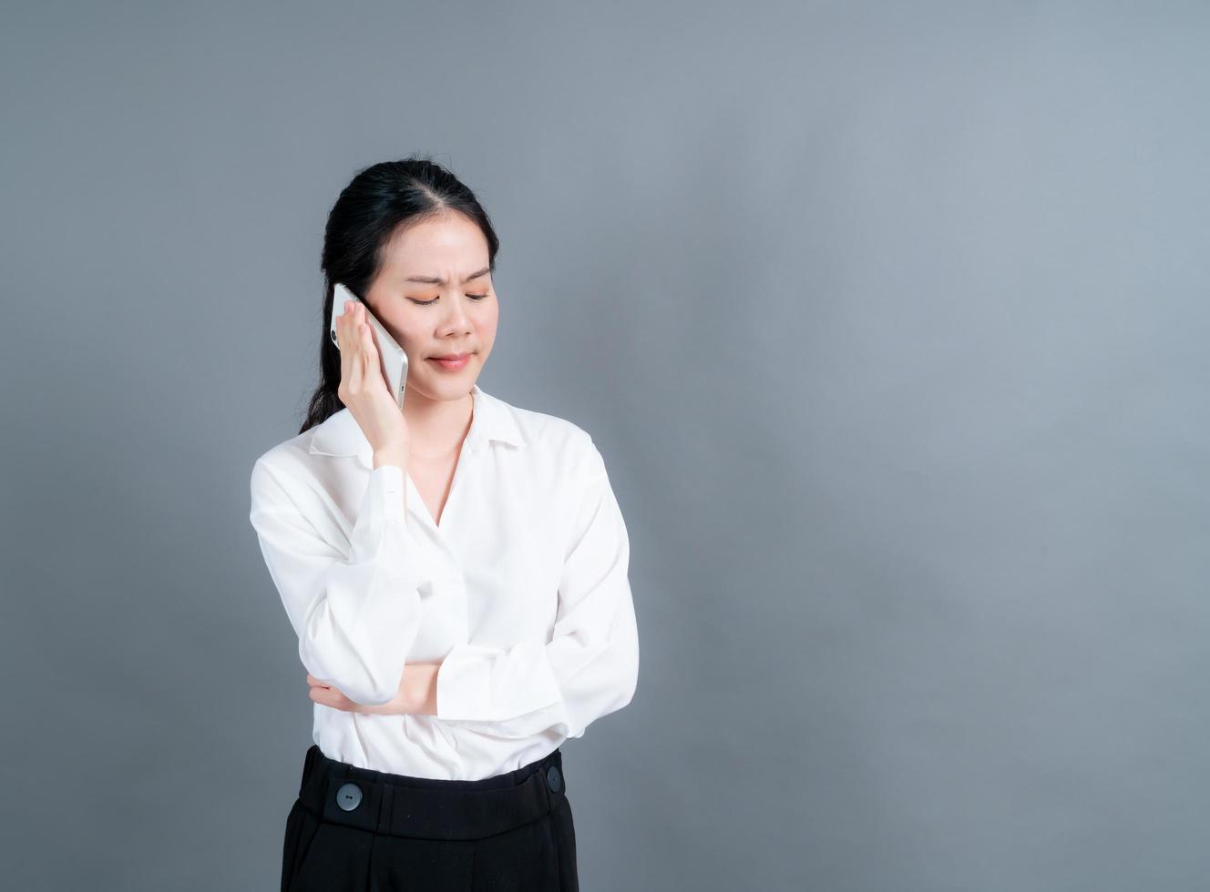 mujer asiática, utilizar, teléfono móvil, hablar negocio foto