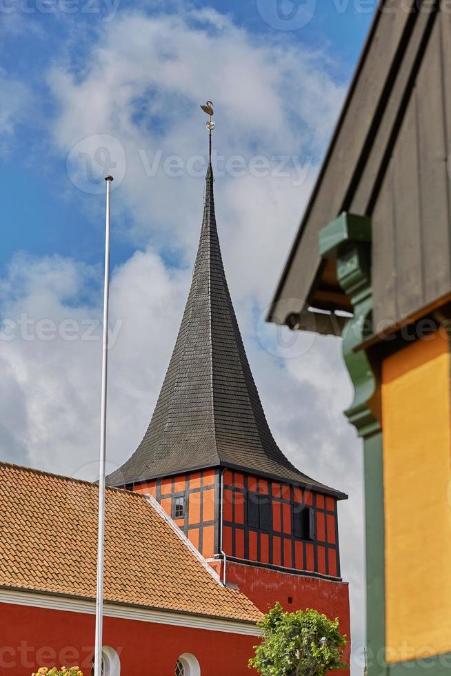 Vista de la iglesia de Svaneke en la isla de Bornholm en Dinamarca foto