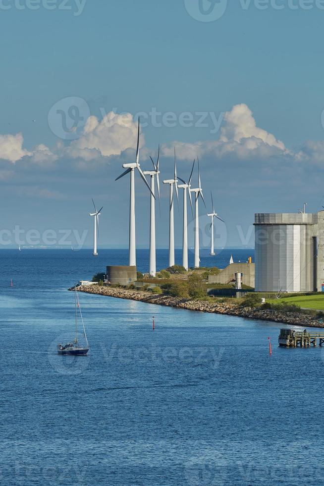 Parque de turbinas eólicas marinas en Copenhague, Dinamarca foto