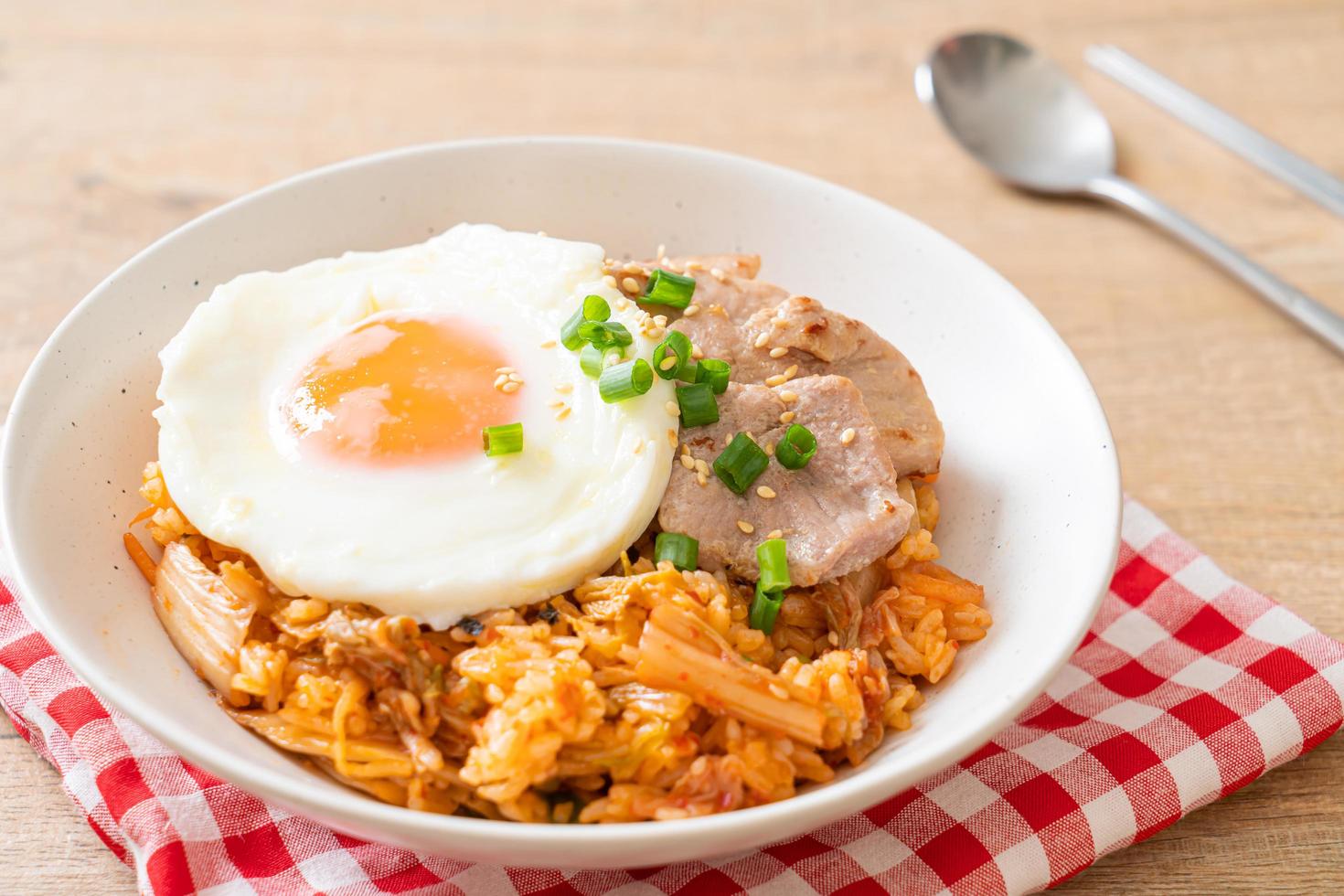 arroz frito con kimchi con huevo frito y cerdo foto