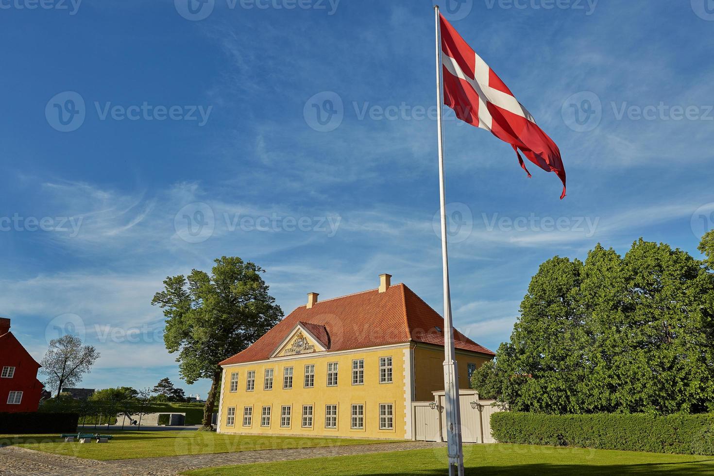 Edificio amarillo de la asociación naval en la fortaleza Kastellet en Copenhague, Dinamarca foto