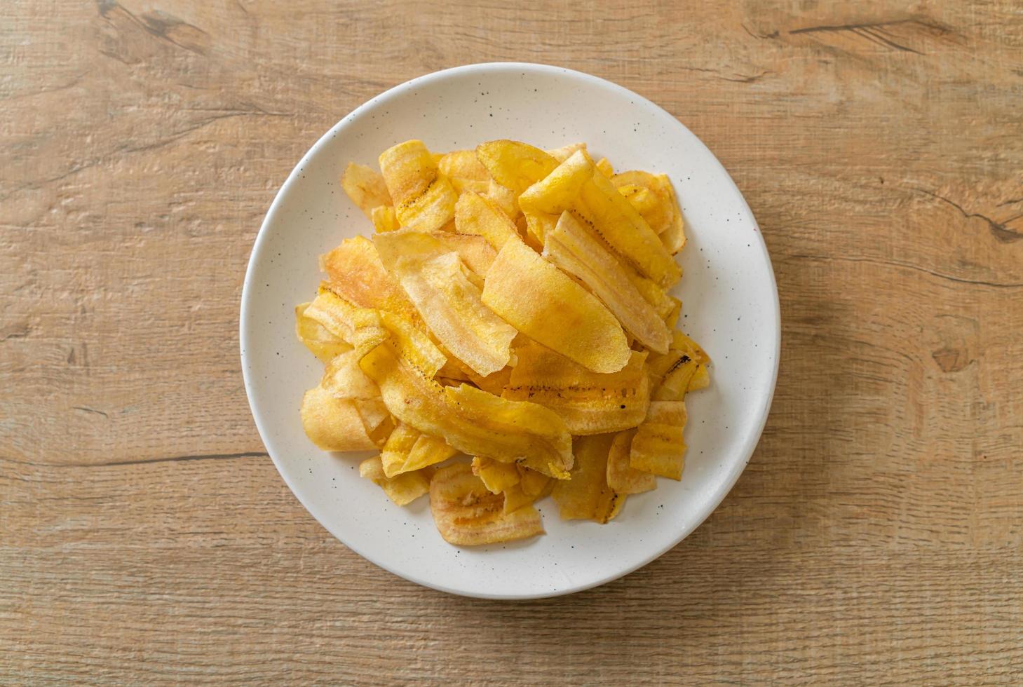 chips de plátano - plátano en rodajas frito o al horno foto