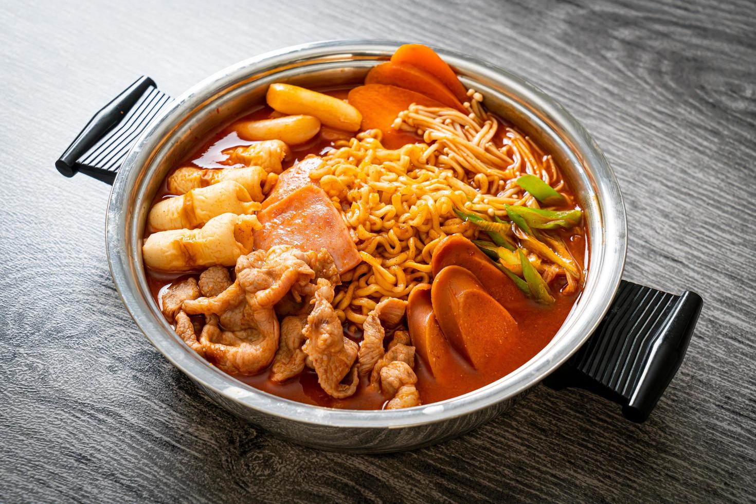 budae jjigae o budaejjigae o estofado del ejército o estofado de base del ejército. está cargado de kimchi, spam, salchichas, fideos ramen y mucho más foto