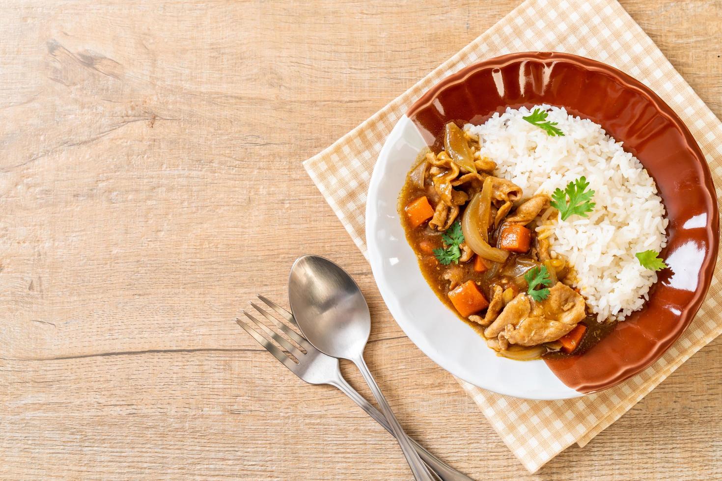 arroz al curry japonés con rodajas de cerdo, zanahoria y cebolla foto