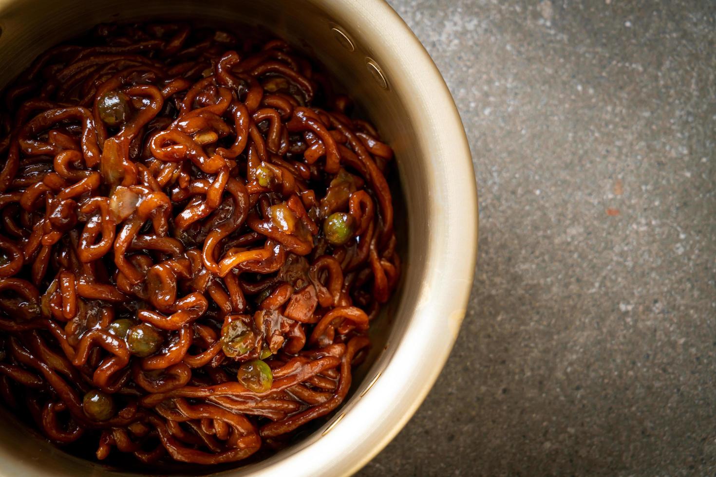 espaguetis negros coreanos o fideos instantáneos con salsa chajung asada foto