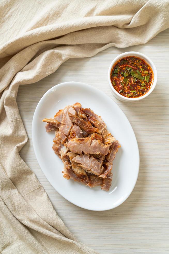cuello de cerdo a la parrilla o cuello de cerdo hervido al carbón con salsa picante tailandesa foto