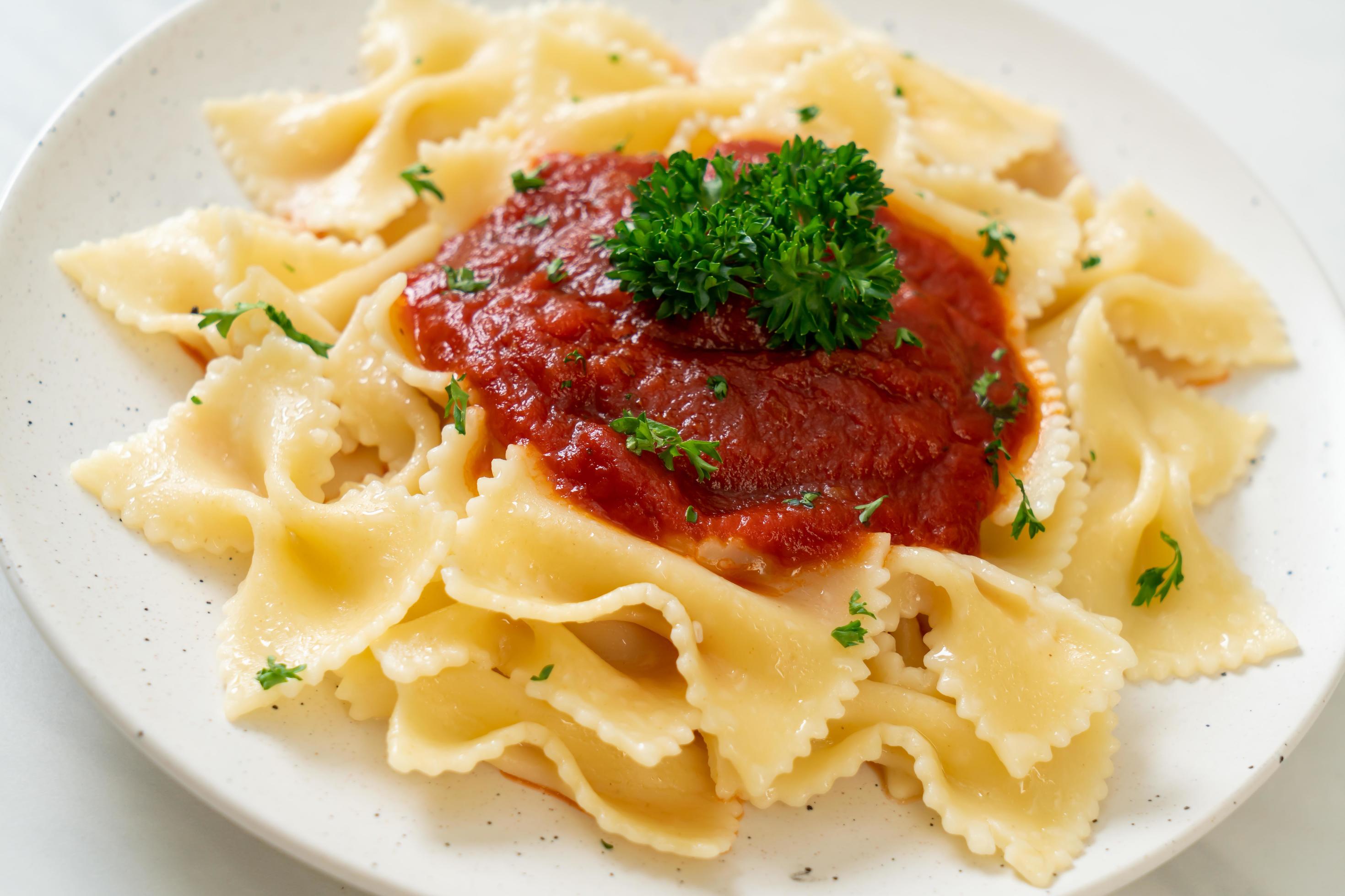 Pasta farfalle en salsa de tomate con perejil - estilo de comida ...