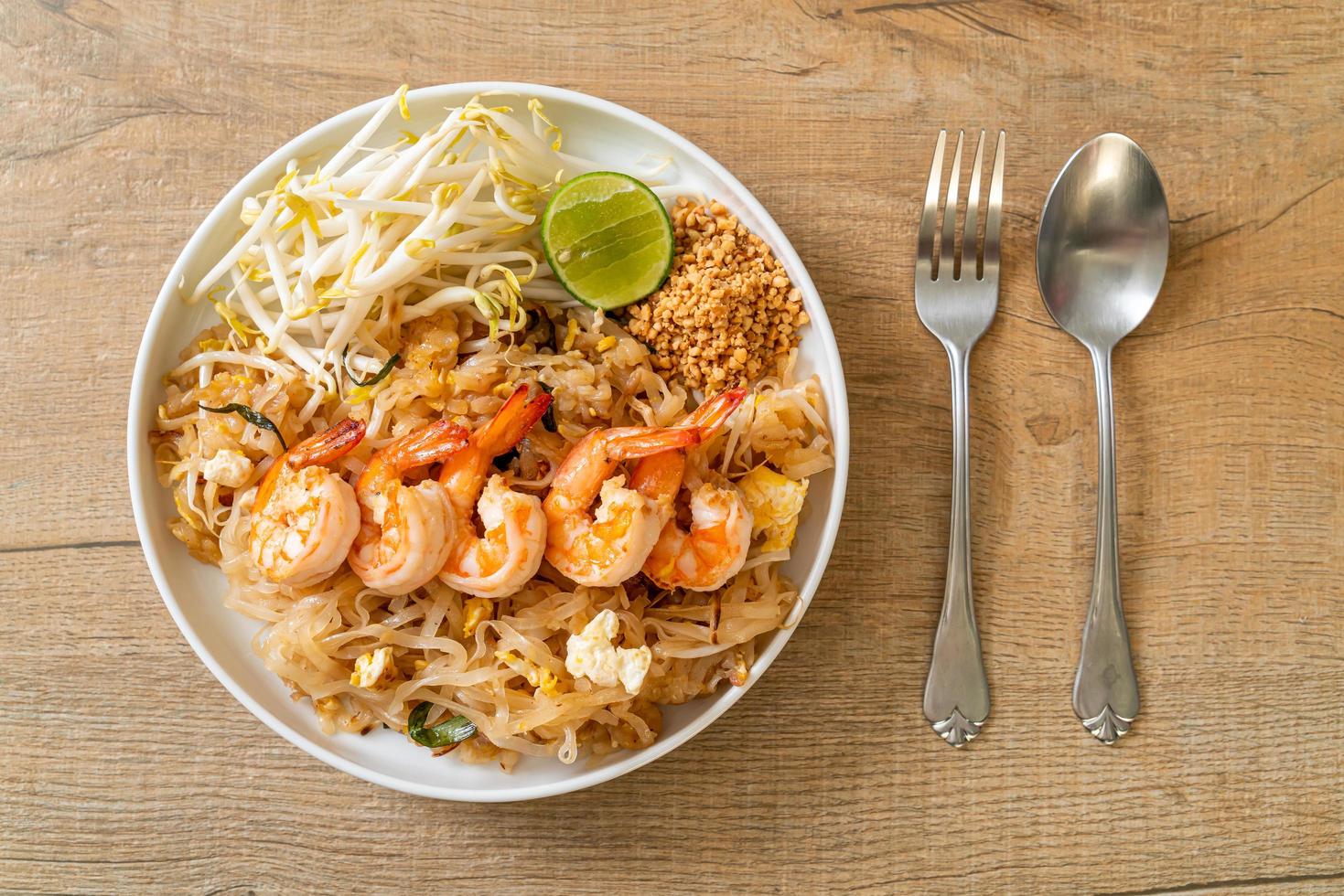 fideos salteados con camarones y brotes o pad thai - estilo de comida asiática foto