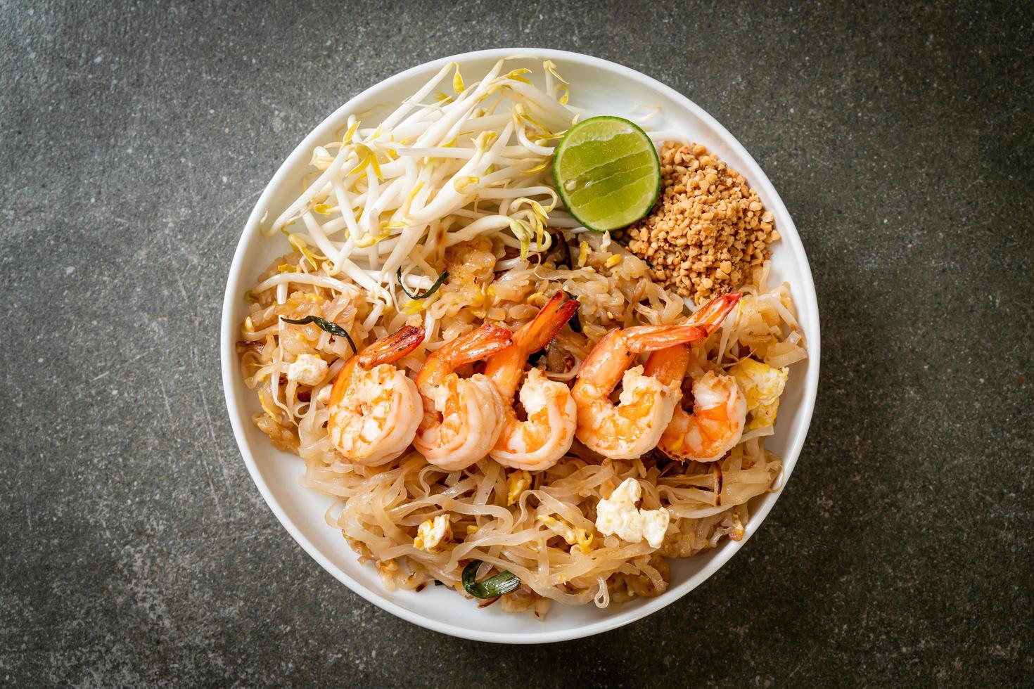 fideos salteados con camarones y brotes o pad thai - estilo de comida asiática foto