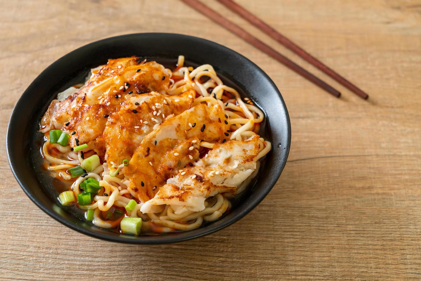 fideos ramen con gyoza o albóndigas de cerdo - estilo de comida asiática foto