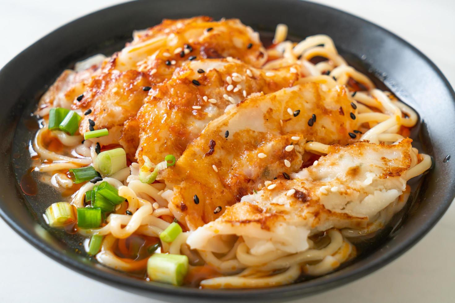 fideos ramen con gyoza o albóndigas de cerdo - estilo de comida asiática foto